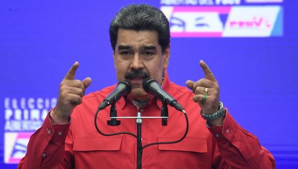 El presidente venezolano, Nicolás Maduro, hace gestos mientras ofrece una conferencia de prensa en Fuerte Tiuna, Caracas, el 8 de agosto de 2021. (Foto de Federico PARRA / DAVID MARIS / AFP)