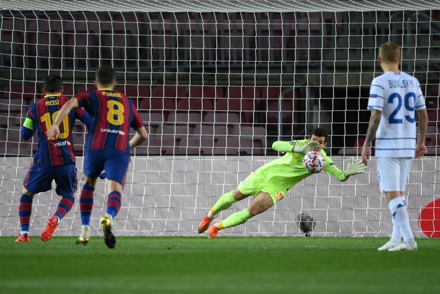 Lionel Messi convirtió el 1-0 desde el punto penal
