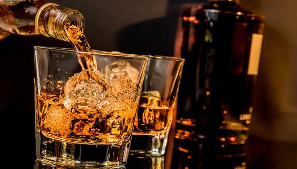 El beber alcohol en exceso puede estar relacionado con problemas de salud mental, como depresión y ansiedad.