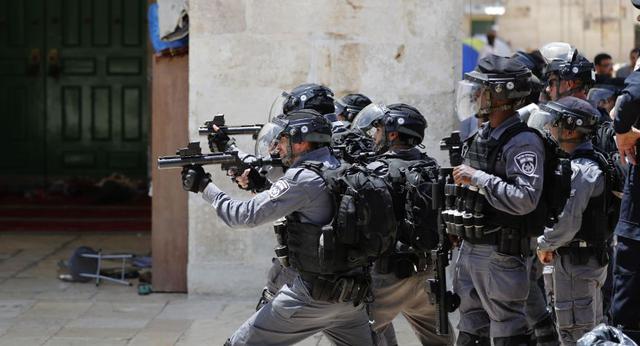 Palestinos y policías israelíes se enfrentaron este domingo en la Explanada de las mezquitas. (Reuters)
