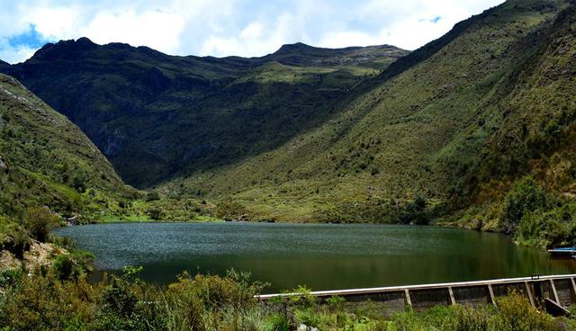 Laguna Patarcocha. De una profundidad máxima de 15 metros y se encuentra situada dentro del Parque Nacional Huascarán en Áncash, a una altitud de 3950 msnm. Unas de las principales características de esta laguna es su origen glacial y sus aguas dulces.
