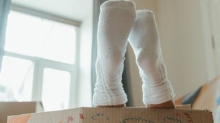 Por qué debes usar sal para lavar tus calcetines con manchas negras