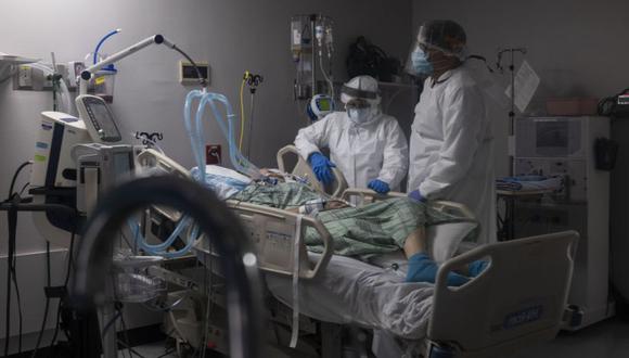 Los miembros del personal médico tratan a un paciente en la unidad de cuidados intensivos COVID-19 en el United Memorial Medical Center en Houston, Texas. (Foto: Go Nakamura/Getty Images/AFP).