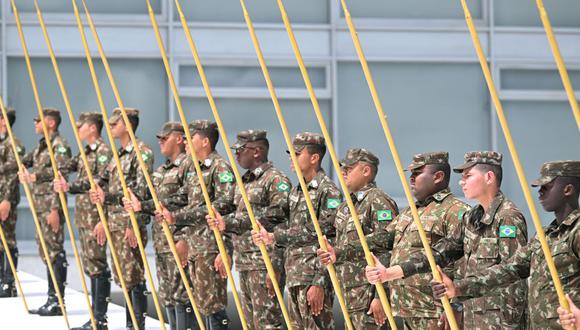 Soldados del ejército de Brasil se preparan para la ceremonia de toma de posesión del presidente electo Luiz Inácio Lula da Silva, en el Palacio Planalto de Brasilia, el 27 de diciembre de 2022. (EVARISTO SA / AFP).