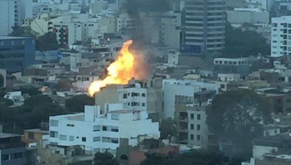 Tres heridos por explosión de camión que trasladaba balones de gas cerca de Av. Aramburú, en San Isidro. (Foto: @DheysRios)