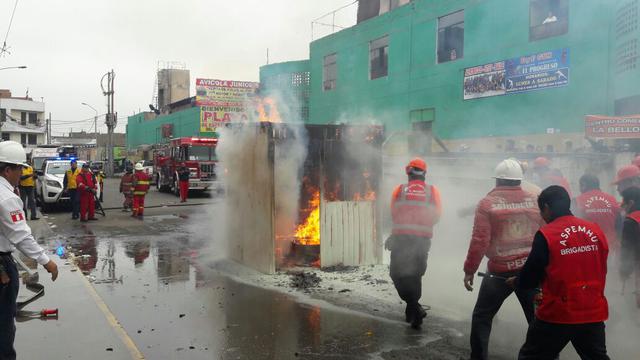 Realizan simulacro contra incendios en zona comercial de Las Malvinas. (Foto: Oscar Paz)