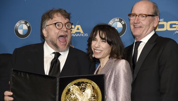 Guillermo del Toro recibe el premio del sindicato de directores de Estados Unidos por "The Shape of Water", cinta nominada al Oscar. Lo acompañan los actores de la cinta Sally Hawkins y Richard Jenkins. (Foto: AP)