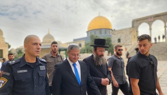 El ministro de Seguridad Nacional de extrema derecha israelí, Itamar Ben-Gvir (C), durante una visita al recinto de la mezquita de Al-Aqsa (Monte del Templo) en la ciudad vieja de Jerusalén, el 21 de mayo de 2023. (Foto de EFE/EPA/MINHELET HAR-HABAIT)