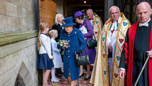 La reina Isabel II apareció usando un bastón por primera vez en un acto público, al asistir a un servicio religioso en la abadía de Westminster. (Foto: ARTHUR EDWARDS / AFP).