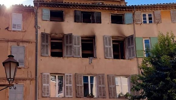 La fachada calcinada de un edificio de cinco plantas en el centro histórico de Grasse, el 13 de agosto de 2023, tras un incendio que se desató a primera hora de la mañana. (Foto de Vincent-Xavier MORVAN / AFP)