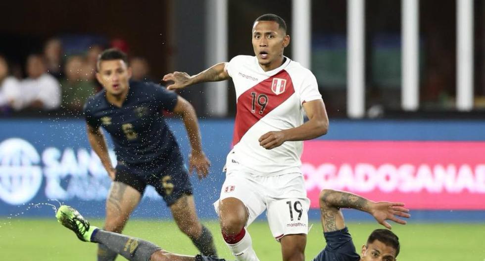 Bryan Reyna en su debut con la Selección Peruana frente a El Salvador.