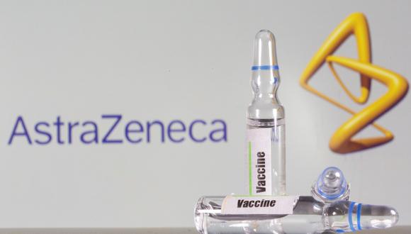 Tres ampollas etiquetadas en inglés "Vacuna" y una jeringa médica frente al logotipo de AstraZeneca en esta fotografía de ilustración tomada el 9 de septiembre de 2020. REUTERS/Dado Ruvic