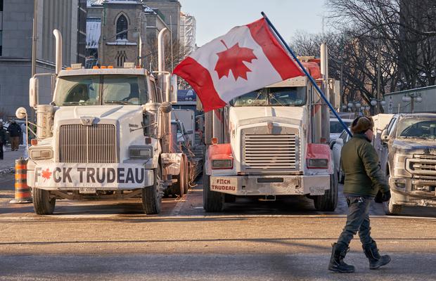 Truckers and people from the Freedom Convoy block the street in front of Parliament Hill, in Ottawa, Canada, while protesting against the government of Canadian Prime Minister Justin Trudeau. (Photo: EFE/EPA/ANDRE PICHETTE).