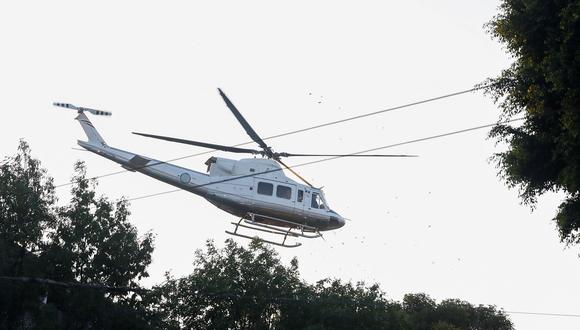 Un helicóptero sale de la Oficina del Fiscal General para Investigaciones Especiales contra el Crimen Organizado (FEMDO), luego de la detención del líder mexicano de la banda de narcotraficantes Ovidio Guzmán en México.