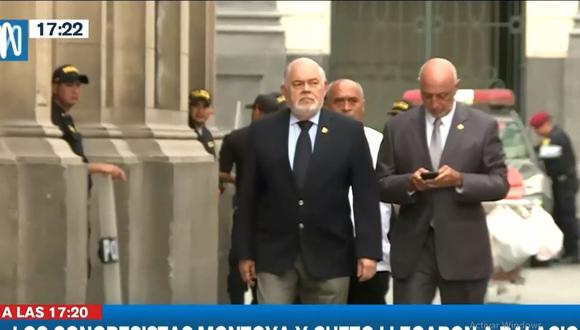 Los legisladores José Cueto y Jorge Montoya llegaron a la sede de la PCM. (Canal N)
