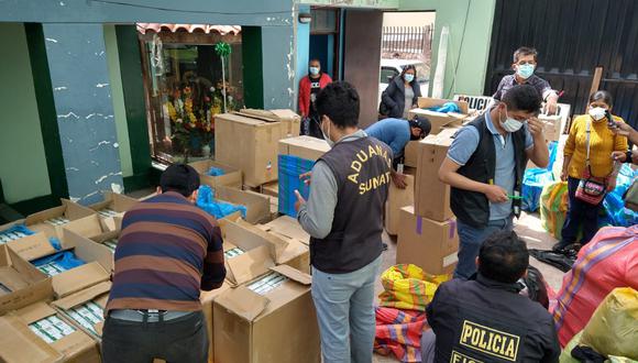 La ilegal mercadería siendo revisada por los agentes del orden. (Foto: PNP)