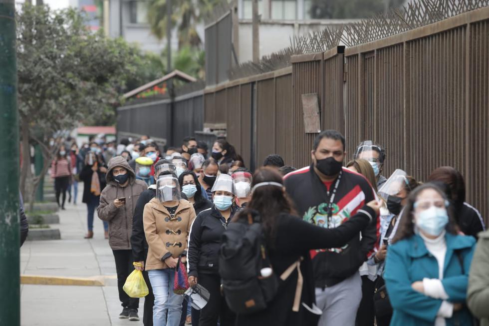 En forma masiva, y desde muy temprano, el grupo etario de 40 años y los adolescentes de 12 a 17 años con síndrome de Down asisten a los 22 centros de inmunización en la tercera vacunatón en Lima Metropolitana y el Callao.(Foto: Britanie Arroyo / El Comercio)