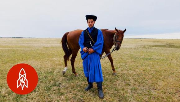 Durante siglos, los jinetes de Hungría han estado cuidando de sus caballos y ganado a la vez que practicaban cabalgatas con piruetas que desafían a la muerte. (Foto: YouTube)