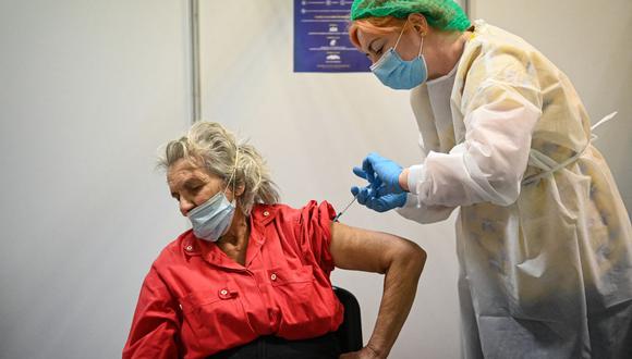 El personal médico vacuna a una persona mayor contra el coronavirus Covid-19 el 20 de enero de 2021 en un centro de vacunación en Bucarest, Rumanía. (Foto de Daniel MIHAILESCU / AFP).