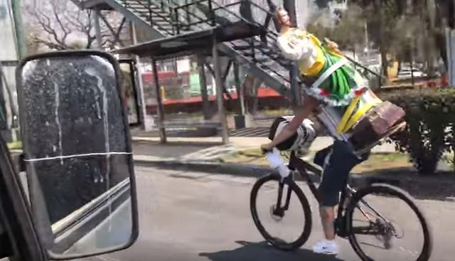 El protagonista del video viral manejaba su bicicleta con total normalidad. (YouTube: ViralHog)