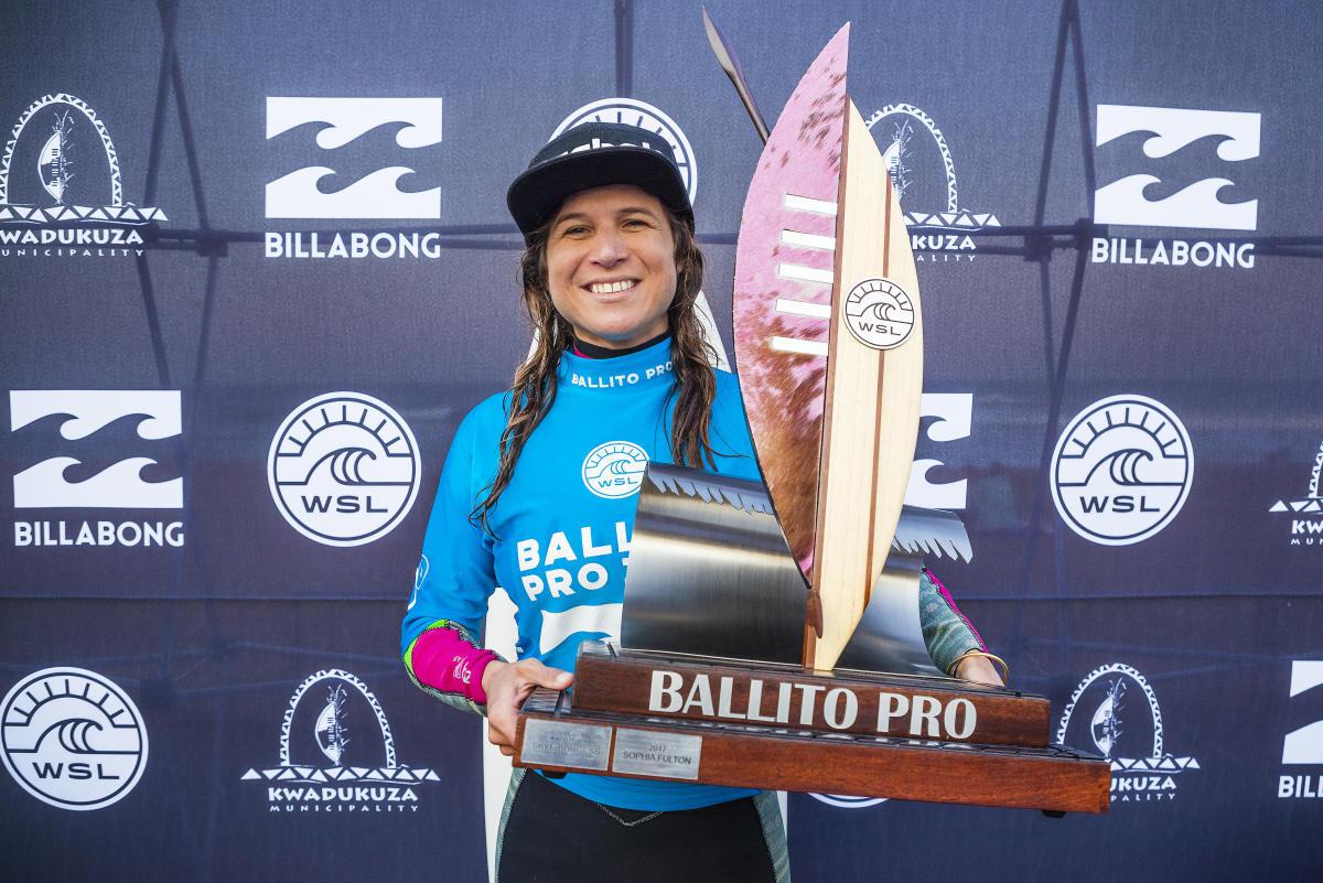 Con su título del Ballito Pro. (Foto: WSL)