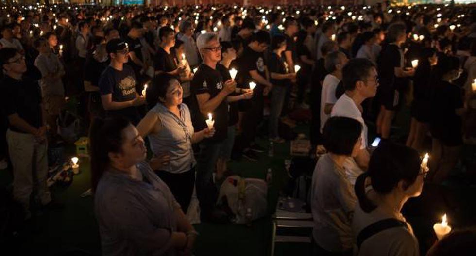 Participantes asisten a una vigilia anual en recuerdo a las víctimas de la matanza de Tiananmen en el 30 aniversario de la masacre en el parque Victoria Park de Hong Kong (China), este martes. (Foto: EFE)