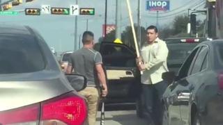 Hombres bajan de sus autos y paralizan el tráfico por pelea