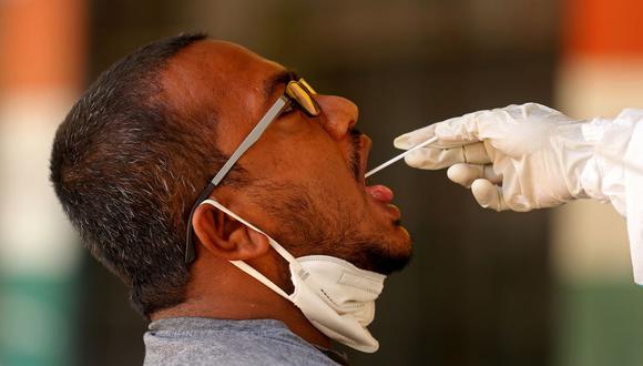 En la foto, un trabajador de salud indio toma un hisopo y una muestra nasal de un hombre para la prueba de COVID-19 en Bangalore, India, el 8 de junio de 2021.(Foto: EFE / EPA / JAGADEESH NV)