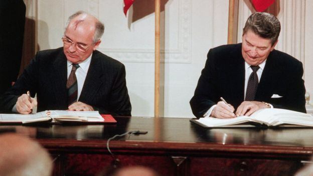 El presidente de la URSS, Mijaíl Gorbachov, y el de Estados Unidos, Ronald Reagan, firmando el tratado INF el 8 de diciembre de 1987.