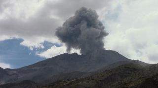 Volcán Ubinas expulsó columna de ceniza de 2,5 kilómetros