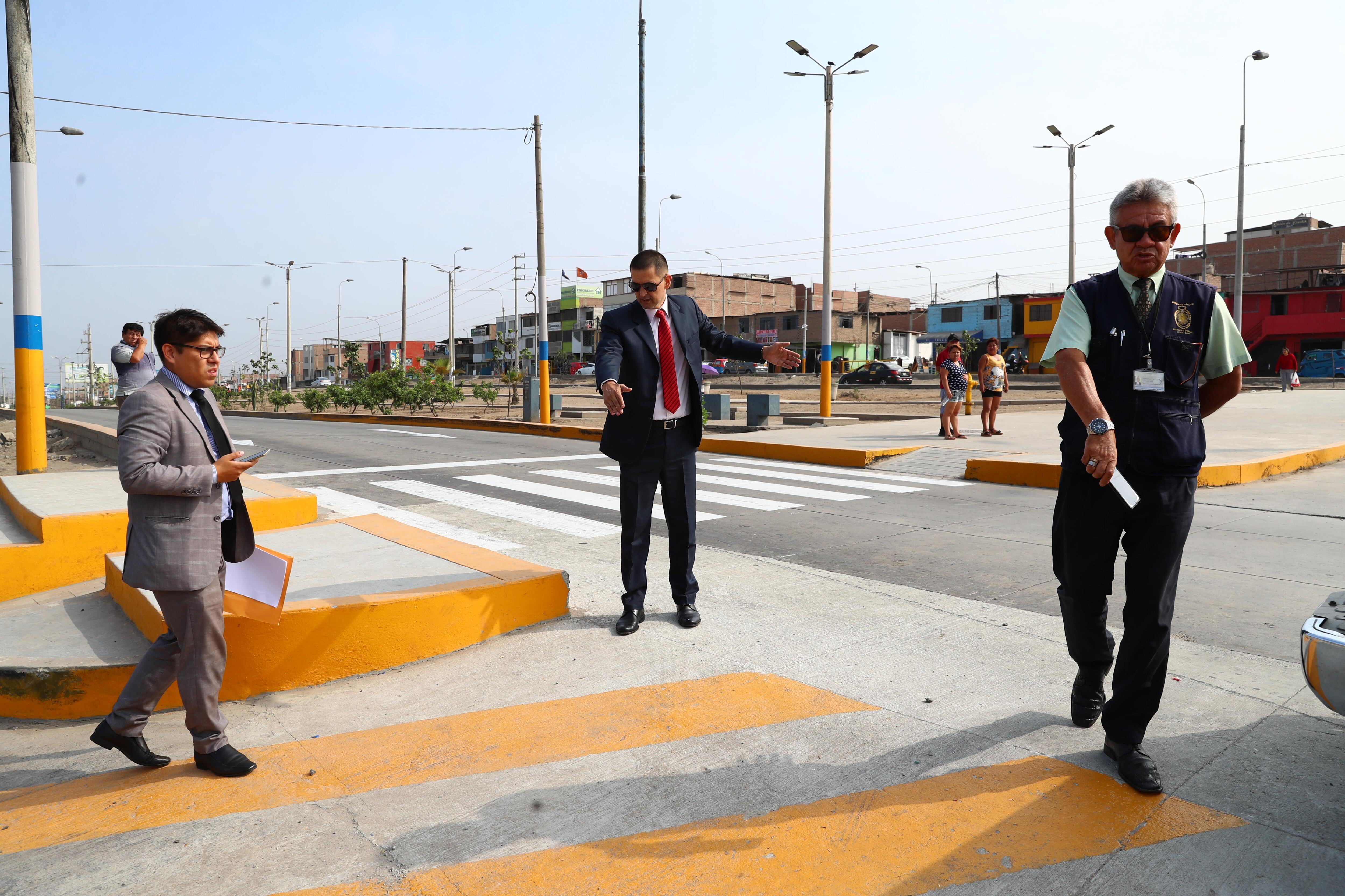El fiscal provincial Humberto Durán Ponce de León, que investiga deflagración en Villa El Salvador, estuvo en la zona de afectada. (Fotos: El Comercio/Alessandro Currarino)