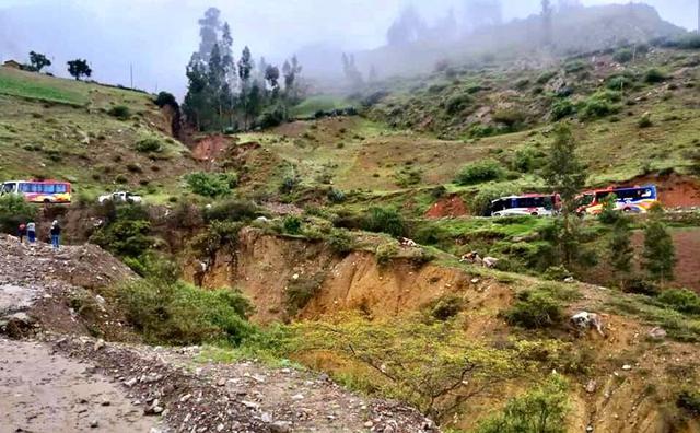 Las intensas lluvias y la caída de al menos 15 huaicos han provocado el colapso de la carretera Longitudinal Conchucos, en las últimas 24 horas, en la región Áncash (Foto: cortesía Julio Villanueva)