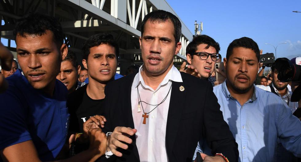 El presidente encargado Juan Guaidó llegó esta tarde a Caracas acompañado de su tío, Juan José Márquez, quien estuvo en su gira de 23 días en Europa y Estados Unidos. (AFP)