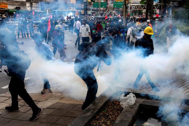 Los manifestantes reaccionan al gas lacrimógeno durante un enfrentamiento con la policía en Bangkok, Tailandia, el 7 de agosto de 2021. ( REUTERS/Soe Zeya Tun).