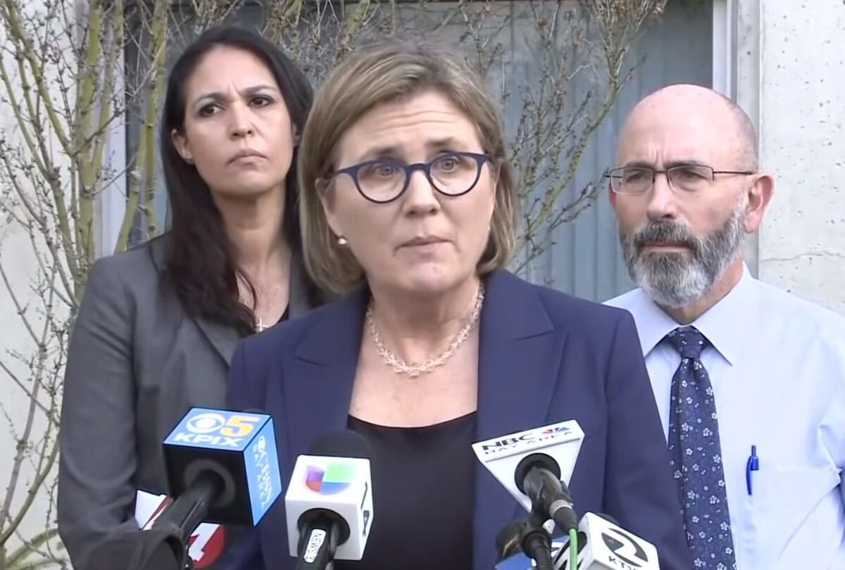 Sara Cody, quien desempeña el cargo de directora del sector de salud pública desde hace más de 6 años, fue captada lamiéndose el dedo. (Foto: YouTube/ Captura de pantalla)