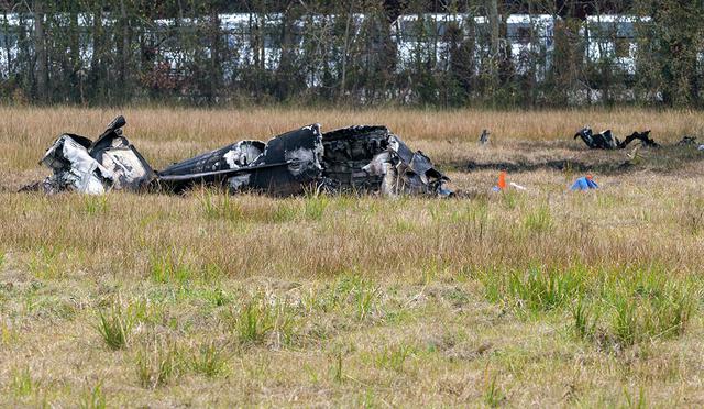Se muestra una vista de los restos quemados después de que un pequeño avión se estrelló contra el estacionamiento de una oficina de correos en Lafayette, Luisiana. (Foto: AP)