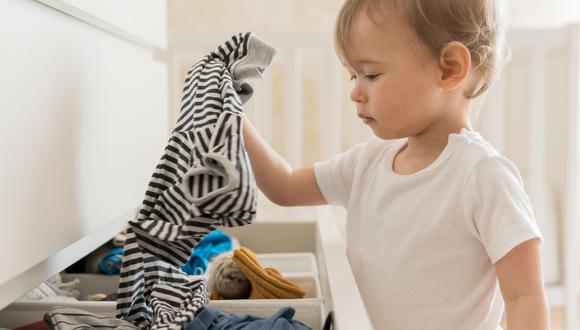 El niño desarrollará muchas habilidades si comienza a elegir su ropa desde temprana edad.