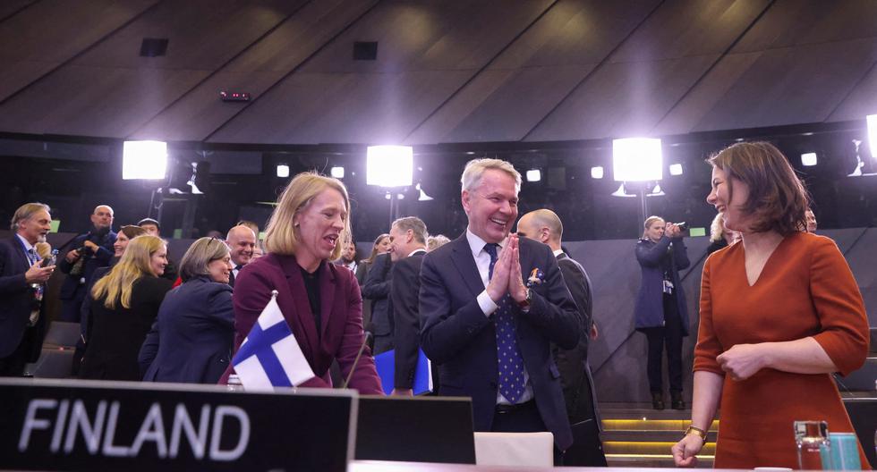 El ministro finlandés de Asuntos Exteriores, Pekka Haavisto (en el centro), recibe el saludo de sus pares de Alemania y Noruega en la sede de la OTAN, en Bruselas. (Foto: Reuters)