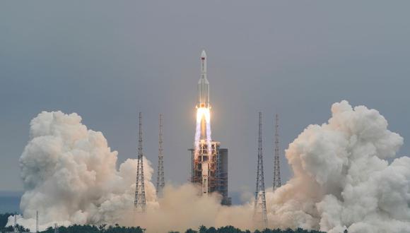 Así fue el despegue del cohete chino 'Long March 5B' que pronto reingresará a la Tierra, sin control y sin punto fijo de destino. (Foto: China Daily vía Reuters)