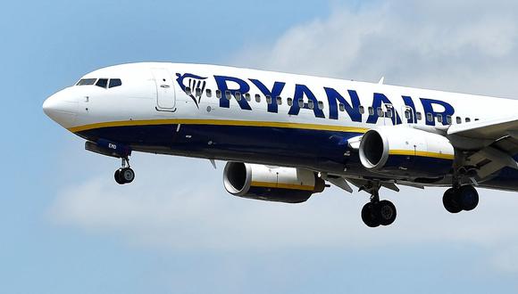 Un avión Boeing 737-8AS de Ryanair aterriza en el aeropuerto de El Prat en Barcelona el 1 de julio de 2022. (Foto referencial, Pau BARRENA / AFP).