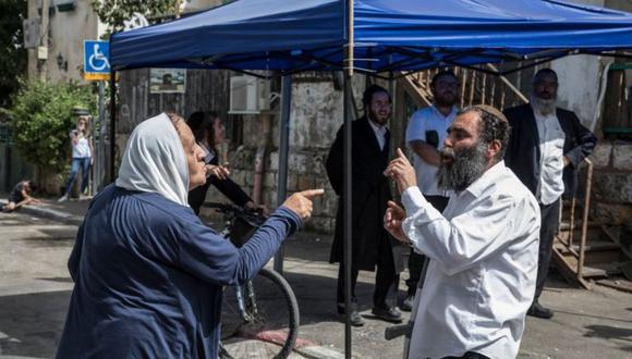 Una mujer palestina y un hombre judío discuten en Sheij Jarrah. (Foto: Getty Images)