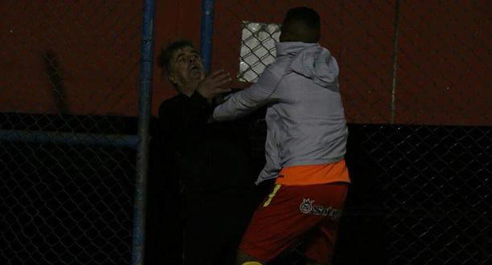 Charles Monsalvo tuvo una fuerte discusión con su entrenador y lo golpeó al término del partido con Municipal. (Foto: @12CarlosAndres)