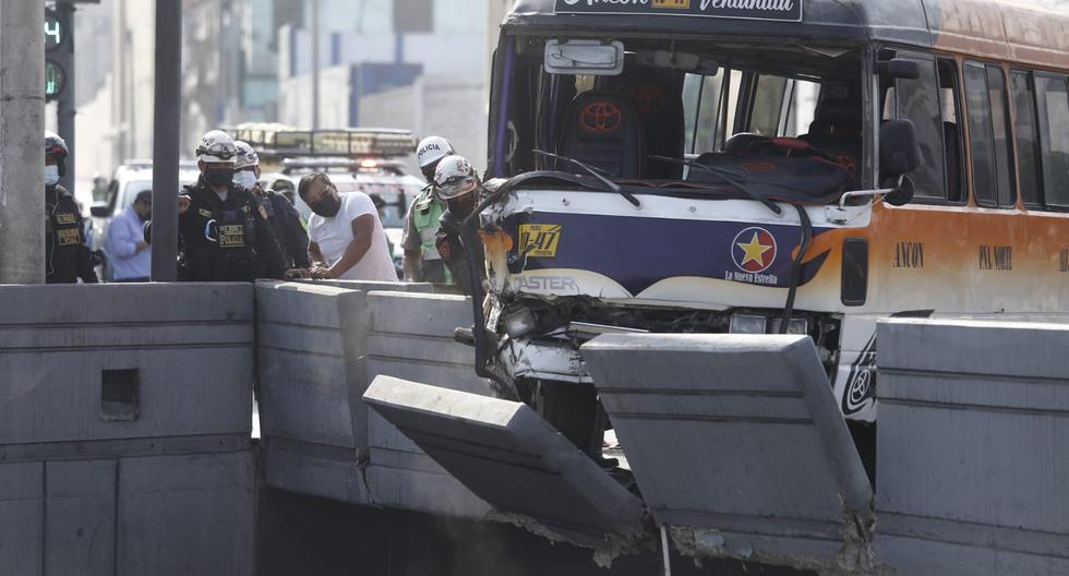 Coaster pirata de La Nueva Estrella chocó contra este puente en la Av. Alfonso Ugarte. Dos personas resultaron heridas, mientras que el chofer y el cobrador fugaron (Violeta Ayasta/GEC)