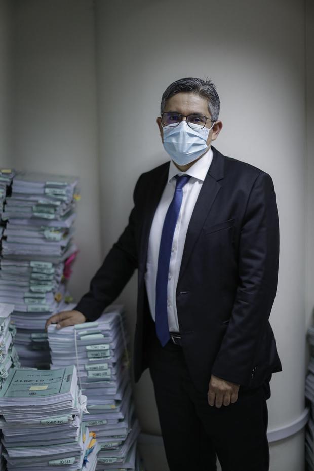 José Domingo Pérez junto a los expedientes de unas de las múltiples carpetas fiscales que tiene a su cargo. Foto: El Comercio / Hugo Pérez