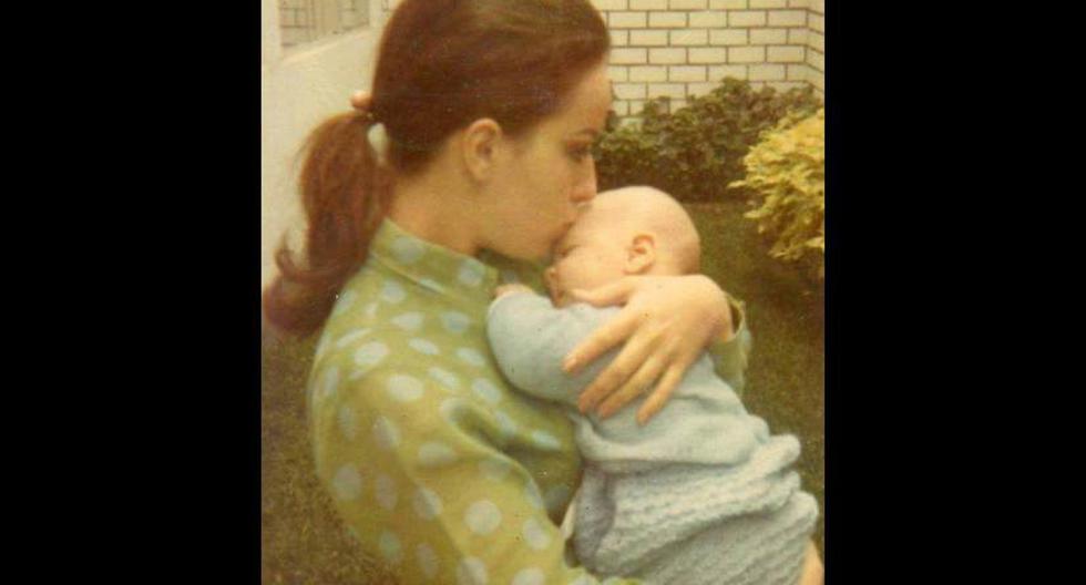 Comparti&oacute; una foto de su madre carg&aacute;ndolo cuando era un beb&eacute;. (Foto: Gian Marco/Facebook)