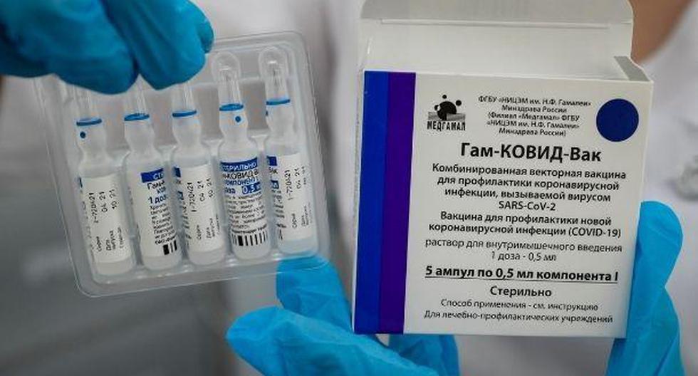 Aquí vemos 5 dosis de la vacuna Sputnik V, la cual fue desarrollada en Rusia. (Foto: EFE)
