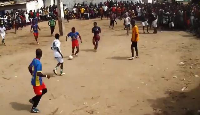 La sorpresiva variante del fútbol callejero, donde el balón nunca sale de la cancha. Este video viral de Facebook capturó las jugadas. (Foto: Captura)