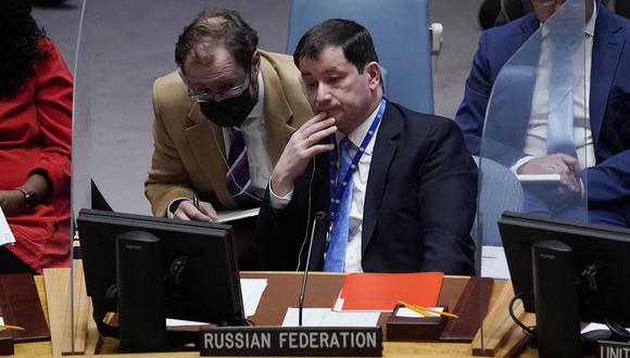 Primer Representante Permanente Adjunto de la Federación Rusa, Embajador Dmitry Polyanskiy durante una reunión sobre Ucrania en el Consejo de Seguridad de las Naciones Unidas, en Nueva York el 19 de abril de 2022. (Foto de TIMOTHY A. CLARY / AFP)