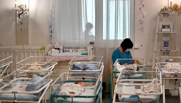 Los estudios también revelaron que se ha producido una reducción en los nacimientos de niños en hospitales, en ocasiones por el temor en algunos países a dar a luz en esos centros en tiempos de pandemia.  (Foto: Sergei SUPINSKY / AFP)