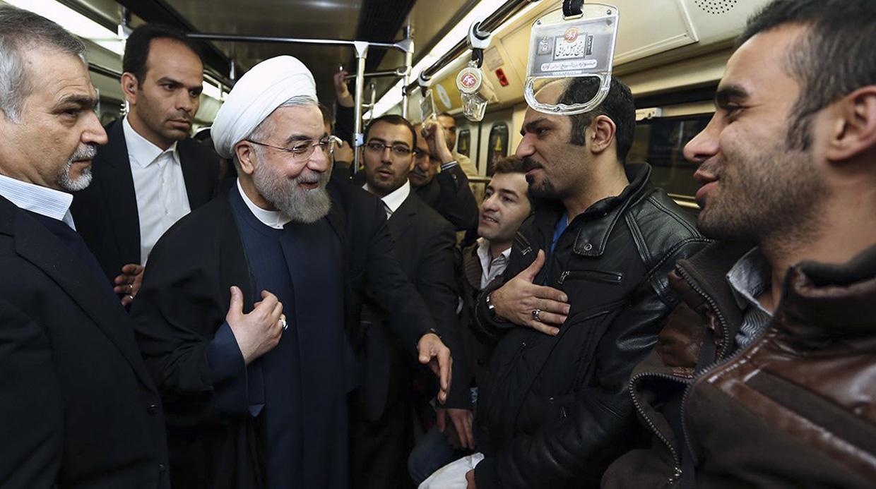 Presidente de Irán se subió como pasajero al metro de Teherán - 1